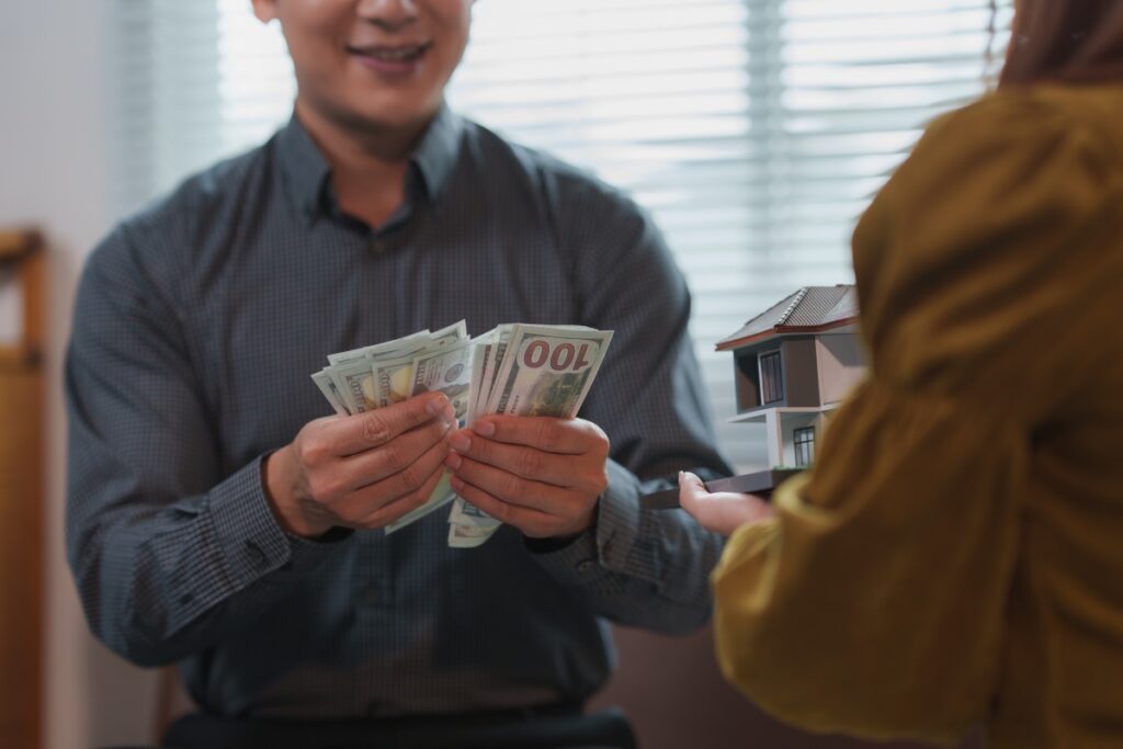Local cash home buyer in Tampa Bay explaining the cash sale process to a homeowner
